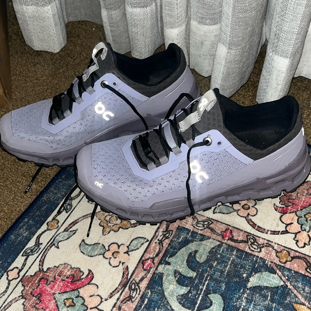 On cloud womens shoes size 8 lavender and black